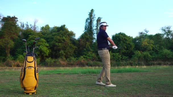 Asiatico Uomo Giocare Golf Prato — Video Stock