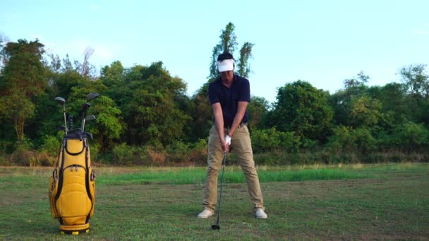 Asijský Člověk Hrát Golf Louce — Stock video
