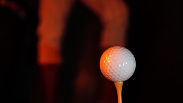 Brinnande Klubb Nära Golfboll — Stockvideo