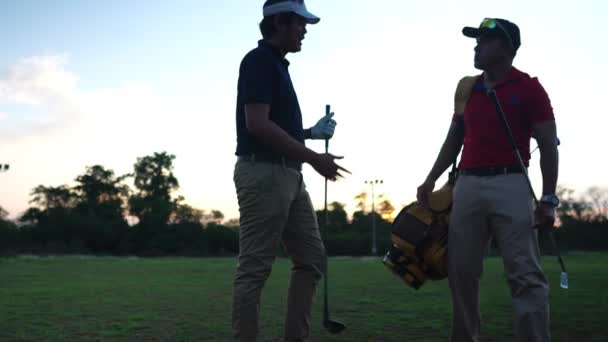 Çayırda Golf Oynayan Asyalı Adamlar — Stok video