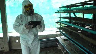 Video Yavaş Hareketi: Bilim adamı, daha fazla test için çiftlik ambarında tablet kullanarak Covid-19 örnekleri toplayıp araştırma yapıyor 