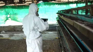 Video Yavaş Hareketi: Bilim adamı, daha fazla test için çiftlik ambarında tablet kullanarak Covid-19 örnekleri toplayıp araştırma yapıyor 