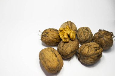 Lezzetli cevizler, beyaz arka planda izole edilmiş.