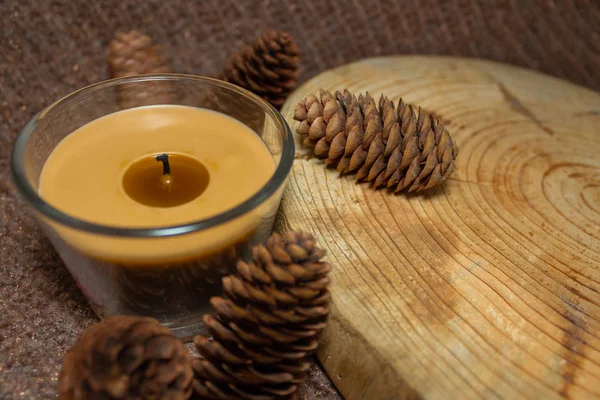 Eski ahşap arka planda koni kokulu Noel mumu