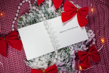 Noel için tebrik kartı. Kırmızı pruva ve süveter manzaralı tatil ışıkları.