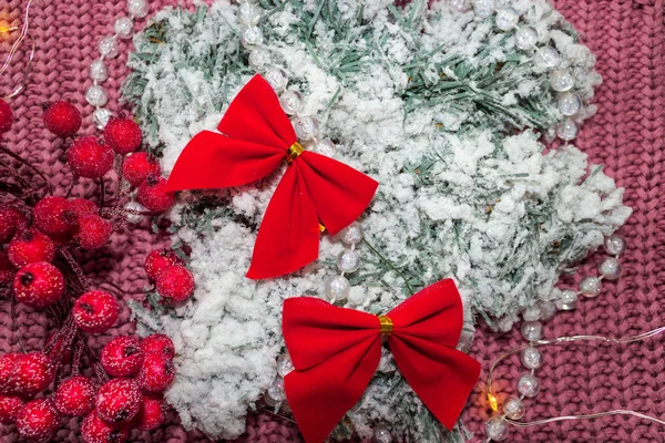 Mutlu noeller. Noel süslemeleri. Yeni yıl kartpostalı. Karda ladin tomurcukları