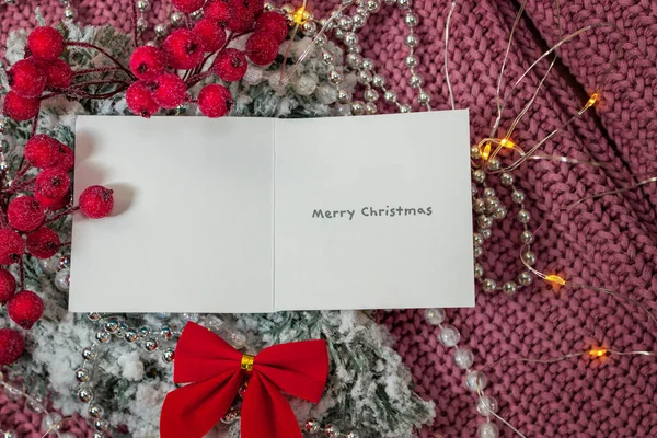 Sıcak süveter, Noel ışıkları, Noel ağacı ve kırmızı dekoru olan karlı dallar.