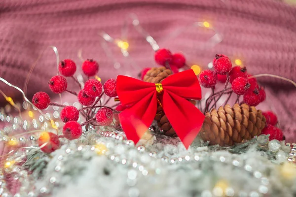 Geçmişi bulanık bir Noel kartı. Tatil altın ışıkları bokeh. Rowanlar ve koniler Yeni Yıl Dekorasyonu