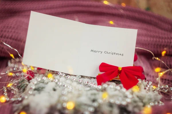 Sıcak süveter, Noel ışıkları, Noel ağacı dalları ve kırmızı pruva dekoru.
