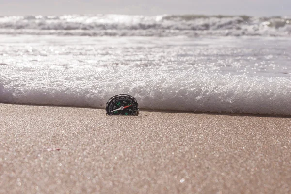 Bússola na areia do mar na praia — Fotografia de Stock