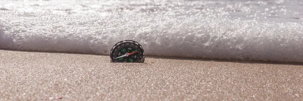 Bússola na areia do mar na praia — Fotografia de Stock