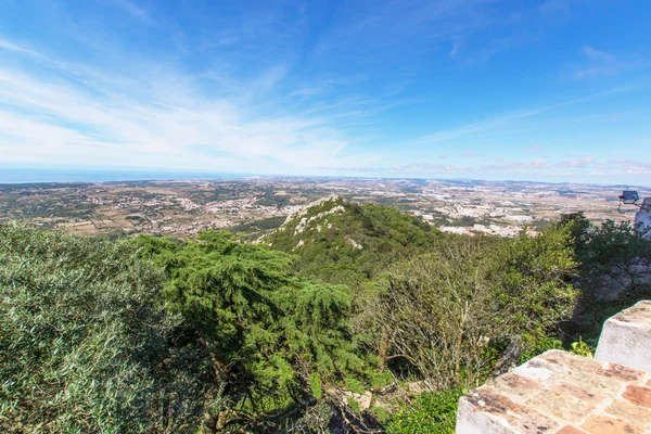 Vy över slottet morerna från Palacio da Pena i Sintra — Stockfoto