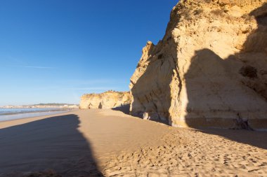 Plaj Praia da Rocha, Portimao sahil erken sabahı. Algarve
