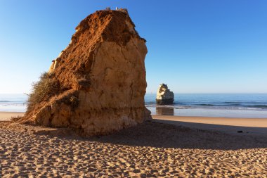 Plaj Praia da Rocha, Portimao sahil erken sabahı. Algarve