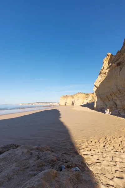 De manhã cedo na praia da Praia da Rocha, Costa do Portimão. Algarve — Fotografia de Stock