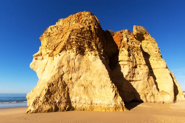 De manhã cedo na praia da Praia da Rocha, Costa do Portimão. Algarve — Fotografia de Stock