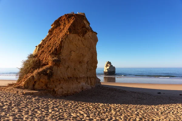 Temprano en la mañana en la playa de Praia da Rocha, Costa Portimao. Algarve —  Fotos de Stock