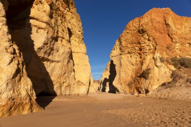 Plaj Praia da Rocha, Portimao sahil erken sabahı. Algarve