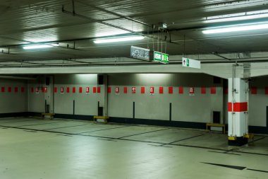 Yeraltı otoparkı Köln'işareti çıkış için