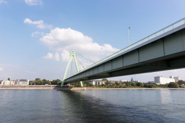 Ren Nehri Deutzer köprüsünden görünümünü