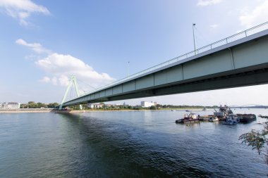 Ren Nehri Deutzer köprüsünden görünümünü