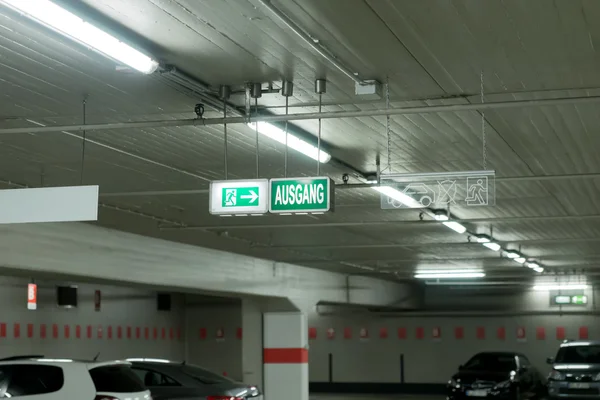 Parque de estacionamento subterrâneo em Colônia com sinal para a saída — Fotografia de Stock