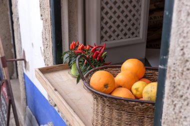 Portakal ve biber penceresinde