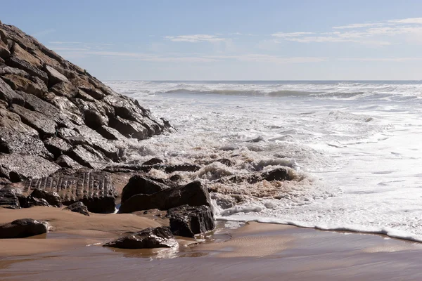 Sahilde Areia Branca dalgalar. Portekiz batı kıyısında
