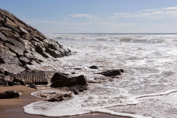 Κύματα στην παραλία Areia Branca. Δυτικής ακτής της Πορτογαλίας — Φωτογραφία Αρχείου