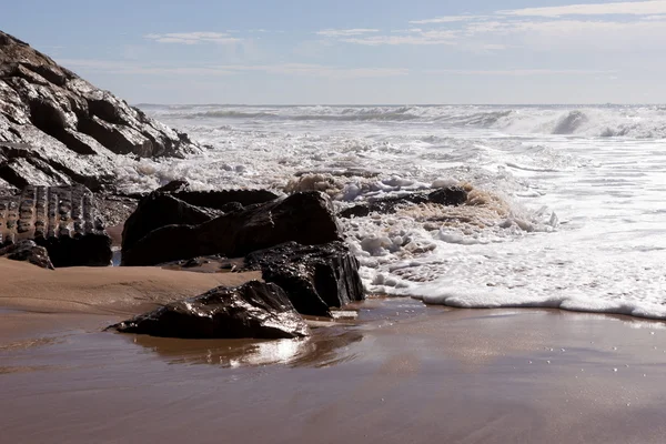 Olas en la playa Areia Branca. Costa oeste de Portugal —  Fotos de Stock