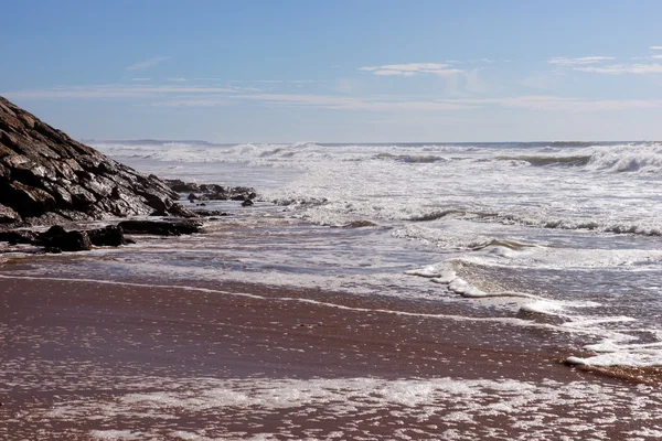 Κύματα στην παραλία Areia Branca. Δυτικής ακτής της Πορτογαλίας — Φωτογραφία Αρχείου