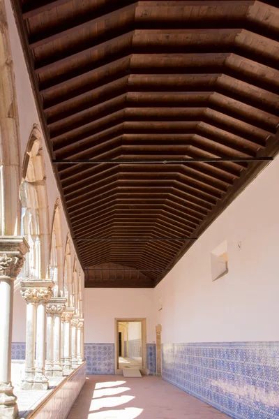 Castillo templario medieval en Tomar, catedral de pasillo — Foto de Stock