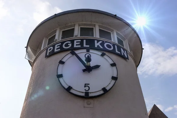 Tower in Cologne at the river rhine showing the current water level — Stock Photo, Image