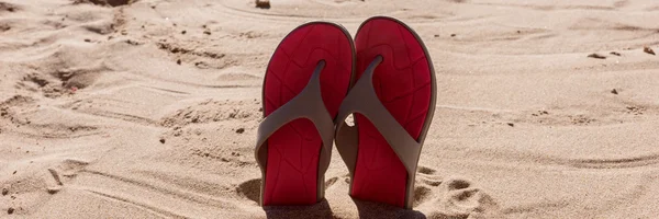 Par chinelos na areia de uma praia — Fotografia de Stock