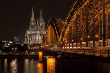 Geceleri ışıklı köprü-Köln
