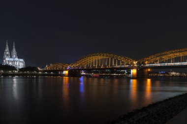 Geceleri ışıklı köprü-Köln