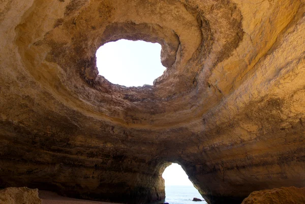 Famosa cueva en la playa de Benagil en Algarve —  Fotos de Stock