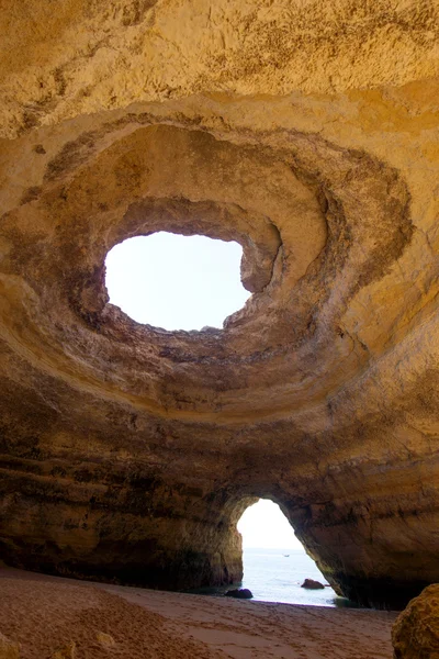 Famosa caverna na praia de Benagil no Algarve — Fotografia de Stock