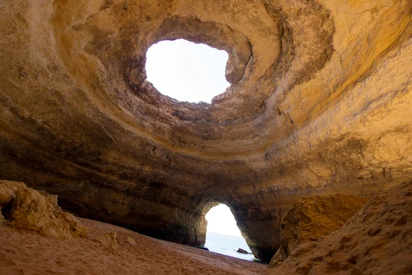 Famosa cueva en la playa de Benagil en Algarve —  Fotos de Stock