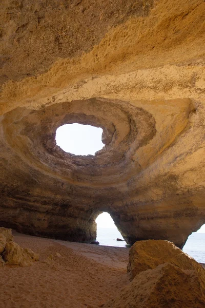 Berühmte Höhle am Strand von Benagil an der Algarve — Stockfoto