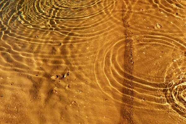 Vattenvågor och krusningar på stranden — Stockfoto