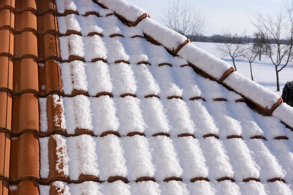 Neve no telhado. Fundo de inverno — Fotografia de Stock