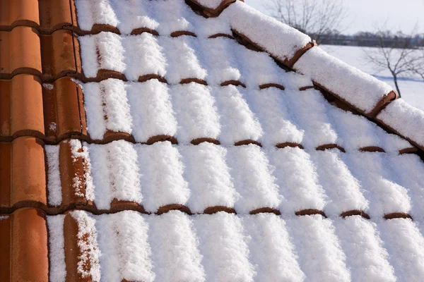 Śnieg na dachu. Zima na tle — Zdjęcie stockowe