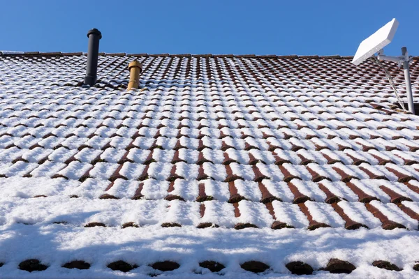 Neve no telhado. Fundo de inverno — Fotografia de Stock