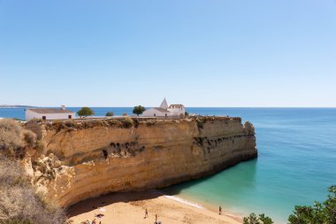 Nossa Senhora da Rocha Şapel Nova Beach muhteşem uçurumlarda üstüne. Algarve