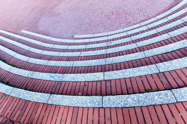 Arka plan olarak kırmızı tuğla merdivenler — Stok fotoğraf
