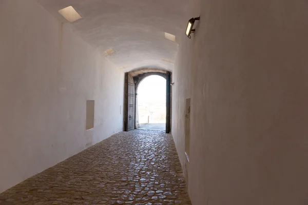 Un túnel en una casa con luz al final — Foto de Stock