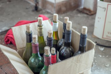 bir karton kutu içinde şarap şişeleri