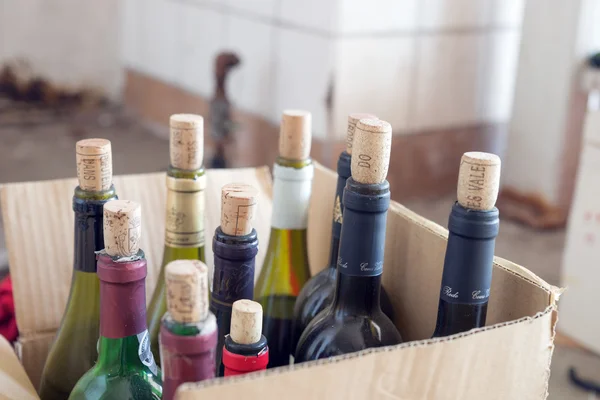 Bir karton kutu içinde şarap şişeleri — Stok fotoğraf