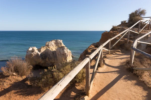 Holzgeländer an der Klippe an der Küste in Portugal — Stockfoto